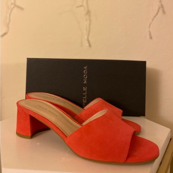 Shoes - Women sandals in orange low heel never worn